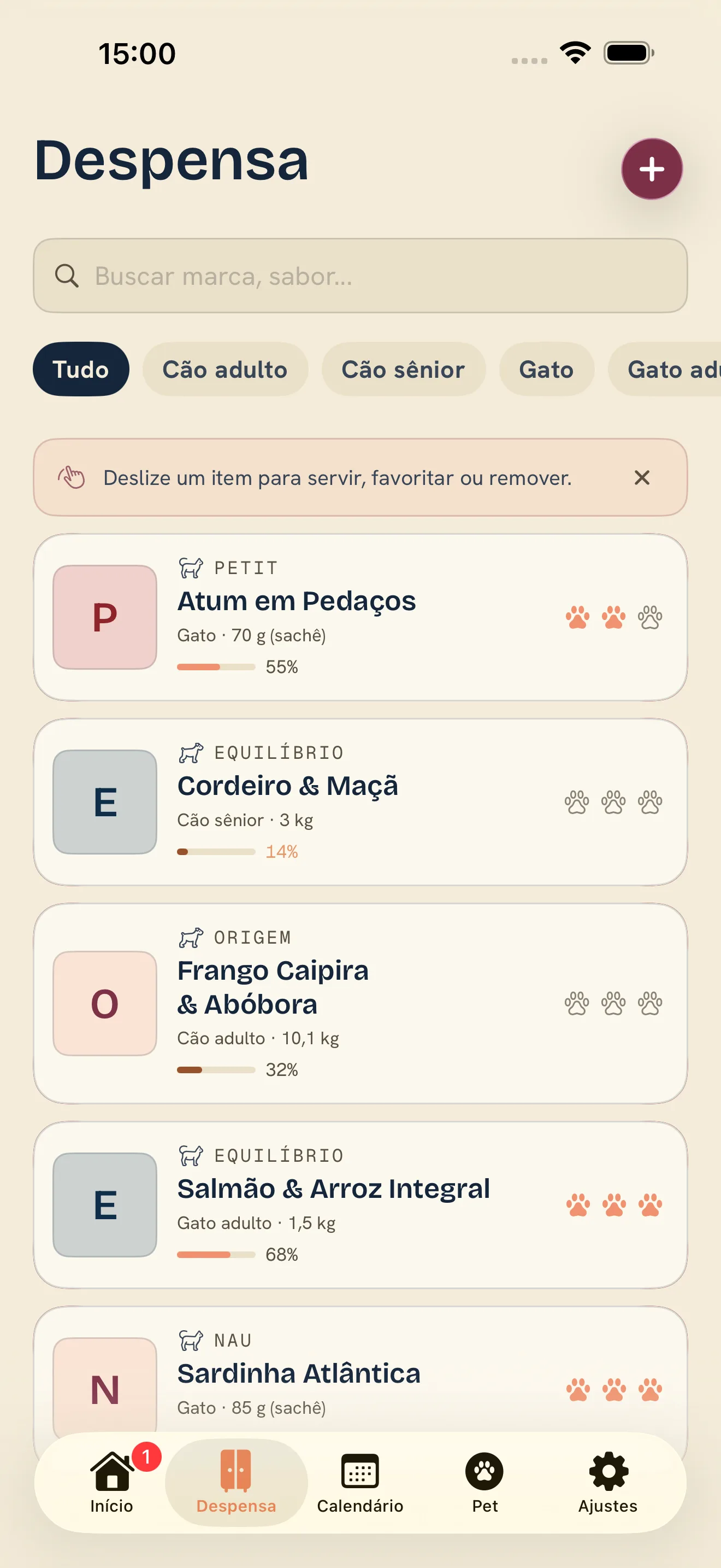 Despensa do app Tigela Boa com rações e petiscos, notas em patinhas e o controle de estoque de cada produto.